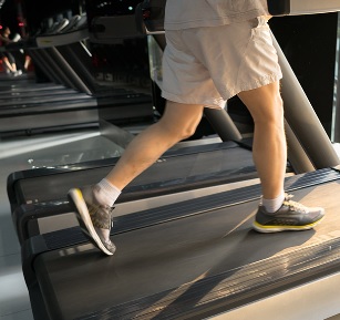 آیا استفاده از تردمیل می‌تواند علت زانو درد باشد؟ راهنمایی‌ها و راه حل‌های موثر